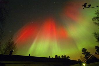 Магнітні сонячні бурі утворили барвисте шоу північного сяйва в нічному небі Південної Фінляндії рано вранці. Фото архіву від 31 жовтня 2003 року: Pekka Sakki / Getty Images