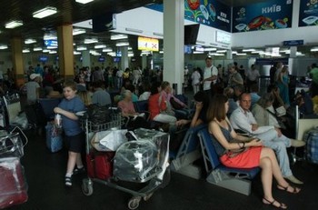 За вчерашний день было задержано около 50 внутренних и международных рейсов авиакомпании «АэроСвит». Фото: segodnya.ua