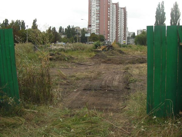 Колишній сквер на перетині вул. Героїв Космосу та пр. Леся Курбаса. Фото: nashkiev.ua