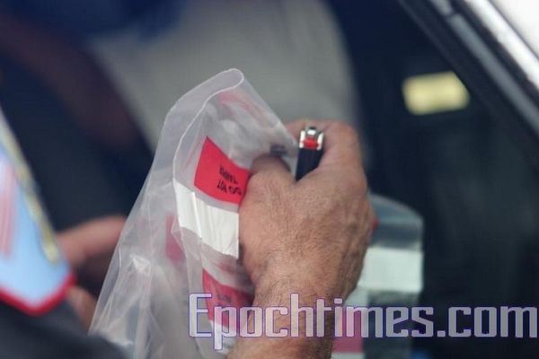 Полицейские взяли белый порошок, который был вместе с письмом для детального анализа. Фото: The Epoch Times