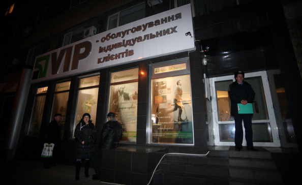 Родственники погибших ожидают около отделения ПриватБанка в Донецке 29 декабря 2011 года. Фото: Alexander KHUDOTEPLY/AFP/Getty Images