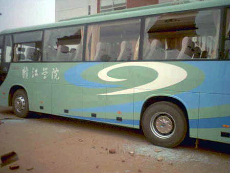 На фото показаний автобус із розбитим склом. Фото надане студентами