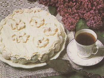 Торт «Наречена» з меренгів. Фото: книга «Кулінарні секрети» Л. Ляховської