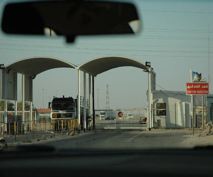 Перетин кордону між Іраком і Кувейтом, де сотні вантажівок виконують поставки для Іраку. На фото: вантажівка повертається з Іраку