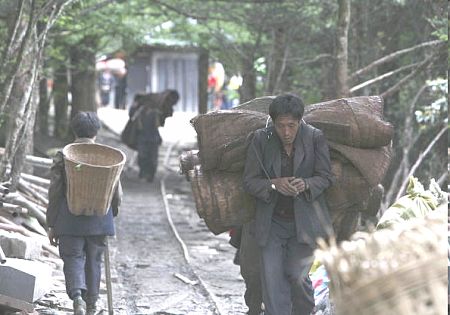 Вантажники в горах Емей. Фото: Getty Images