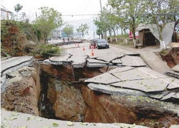 Провал на дороге в городе Чунцин. Фото: epochtimes.com