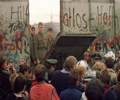 Жители Западного Берлина у Берлинской стены 11 ноября 1989 г., когда часть стены была разрушена. Фото: Gerrard Malie/AFP/Getty Images