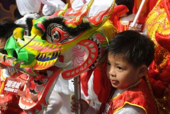 Хлопчик тримає дракона, позитивну тварину в китайській традиції, під час святкування Китайського Нового року в торговому центрі в Гонконзі. Фото: Майк Кларк/AFP/Getty Images