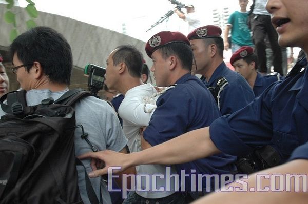 Поліцейські незаконно заарештували активіста-демократа Лі Цьєнжуна. Фото: Ан Чі/The Epoch Times 