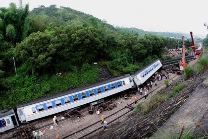 Сильный оползень столкнул с рельс поезд. Фото с epochtimes.com
