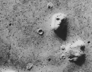 Оригінальне фото ”Марсіанського сфінкса” 1976 р., що викликало роздуми про те, чи була Червона планета колись заселена розумними істотами. Фото: NASA/JPL
