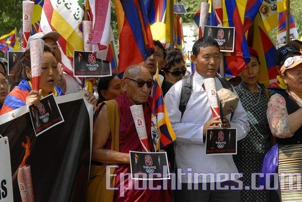 17 червня. Нью-Йорк. Акція протесту проти жорстокого придушення тибетців китайською компартією, а також проти проведення в Тибеті Естафети олімпійського вогню. Фото: Дай Бін/Тhe Epoch Times 