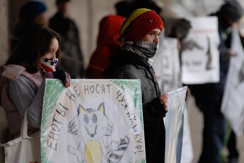 Акция против меховой индустрии «Звери не носят чужих шуб или Манькины слёзы» в Киеве возле Дворца Спорта 4 февраля. Фото: Великая Эпоха