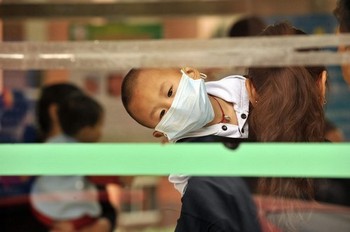 В Китае эпидемия болезни HFMD в этом году началась раньше обычного и охватила большее число людей. Фото: PETER PARKS/AFP/Getty Images