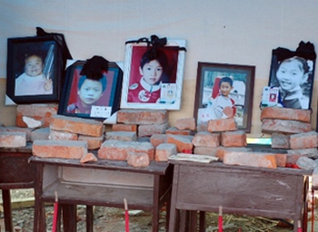 Фотографии детей, погибших под обломками некачественных зданий школ. Фото: FRA