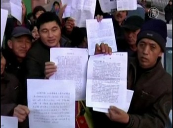 В День правового информирования в Пекин приехало около тысячи человек со всей страны рассказать о коррупции местных чиновников. Фото: NTD