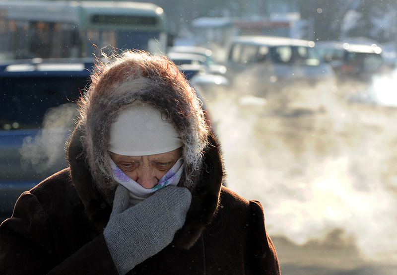 Жінка захищається від холоду своїм шарфом в Мінську, 2 лютого 2012 року. Фото: Viktor Drachev / AFP / Getty Images