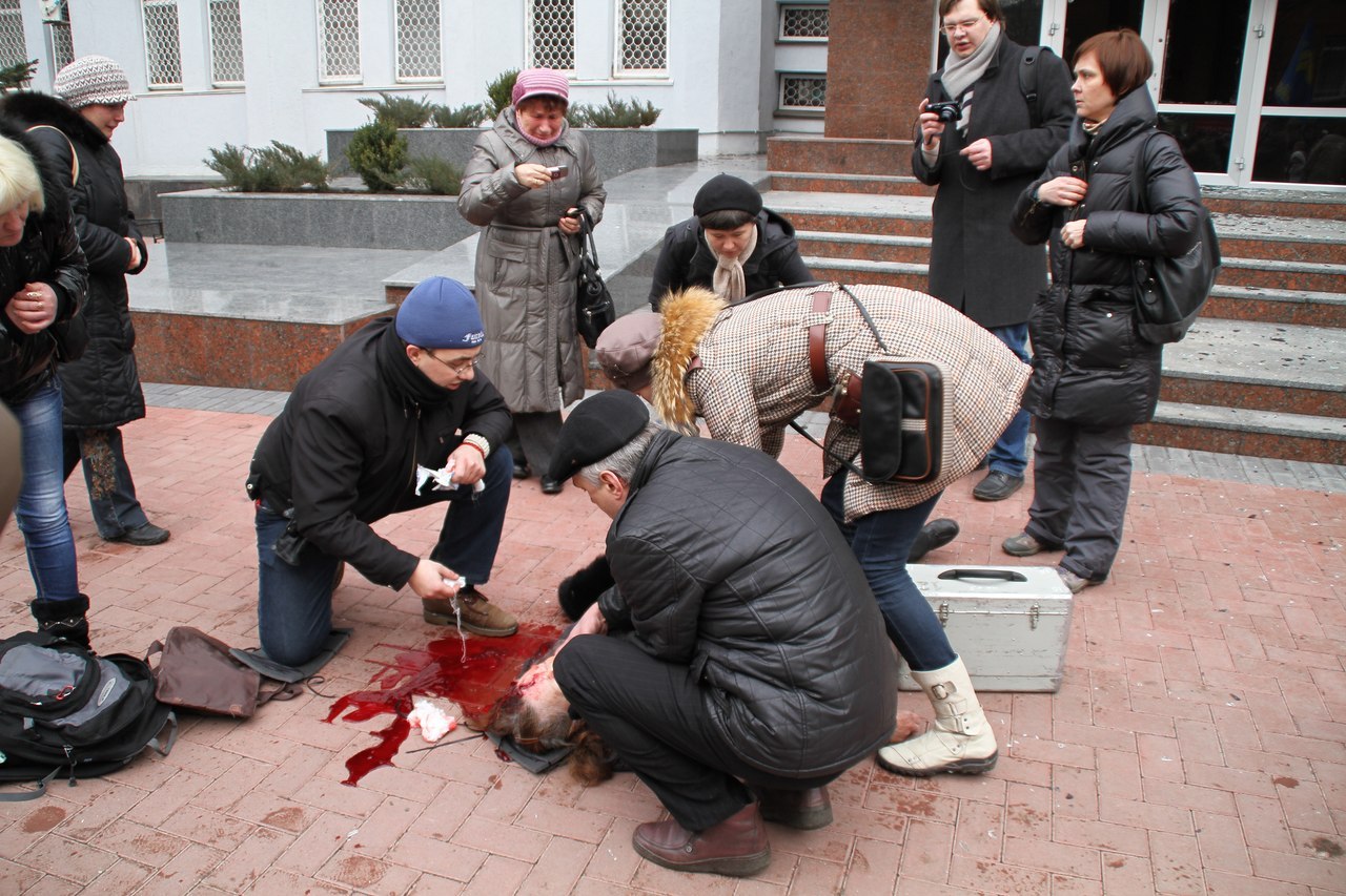 Важкопоранена жинка перед входом до управління СБУ. Фото: fakty.ictv.ua