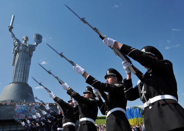 Почесна варта дає салют 9 травня 2011 року на честь 66-ї річниці закінчення Другої світової війни біля меморіалу Перемоги у Києві. Фото: GENYA SAVILOV/AFP/Getty Images