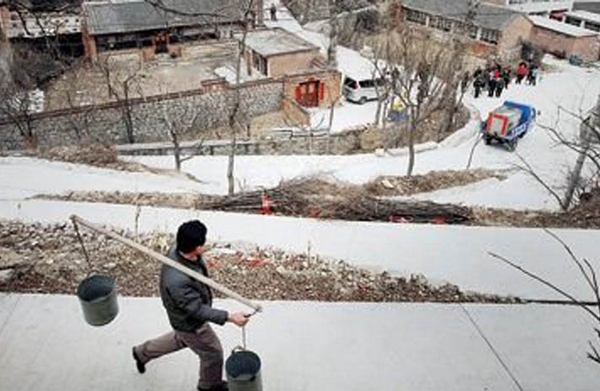 Засуха в Китае. Житель деревни пригорода Пекина идёт за водой, которую привозят утром на машине. Февраль 2011 год. Фото с epochtimes.com