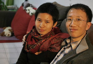 Правозащитник Ху Цзя со своей женой Цзэн Цзиньен. Фото: getty images