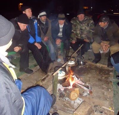 Мужчины разожгли несколько костров, на огне кипятят воду для чая. Фото: donbass.ua