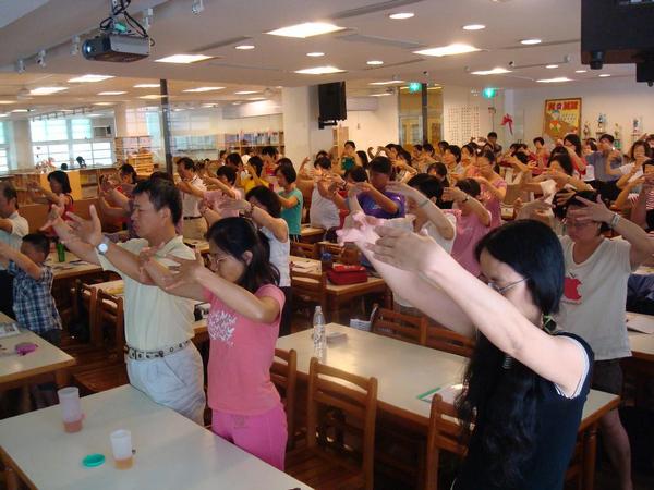 Участники семинара выполняют второе упражнение Фалуньгун. Фото с minghui.org