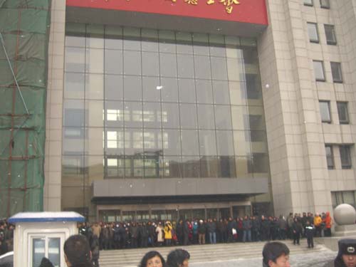 Акція протесту напроти генеральної ради профспілок КНР в Пекіні. Фото: Велика Епоха