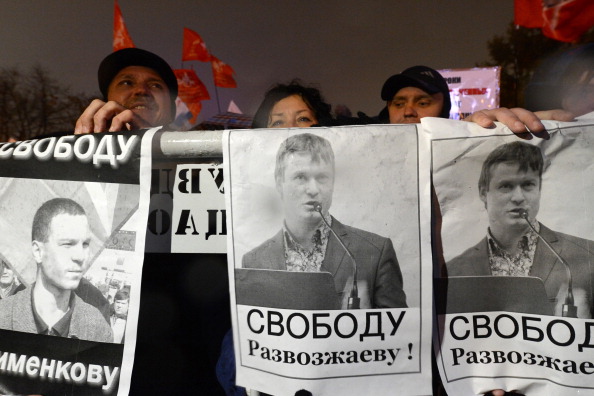 Активісти в Москві тримають плакати із закликом звільнити російського опозиціонера Леоніда Развозжаєва. Фото: KIRILL KUDRYAVTSEV / AFP / Getty Images