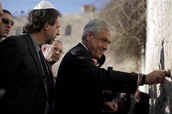 Президент Чили Себастьян Пиньера вкладывает записку в щель между камнями Западной стены иудаизма в Старом городе Иерусалима 4 марта 2011, в ходе его официального визита в Израиль и на палестинские территории. Фото: Daniel Bar-On/Getty Images