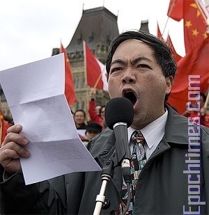 29 марта. Акция китайских активистов на площади Dundas в центре Торонто вызывает в памяти времена хунвэйбинов и «Культурной революции». Фото: Samira Bouaou/ The Epoch Times 