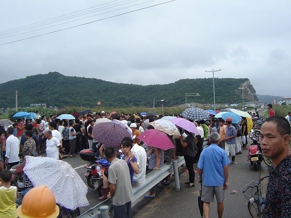 Понад 3000 селян вийшли на акцію протесту, перекривши трасу. Повіт Сяншань провінції Чжецзян. 25 липня 2009 рік. Фото з epochtimes.com 