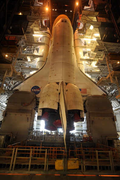 Шатл «Атлантіс» транспортується на стартовий майданчик 39А космодрому на мисі Канаверал. Фото: BRUCE WEAVER/AFP/Getty Images 
