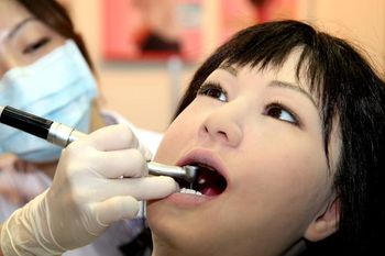 Стоит ли отбеливать зубы? Фото: Koichi Kamoshida/Getty Images