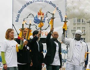 Бельгийские послы Эстафеты факела за права человека на сцене. Фото: Великая Эпоха