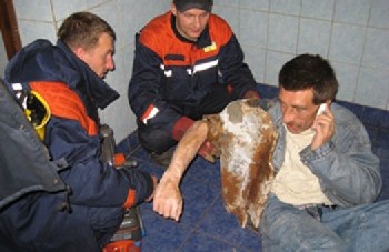 Три години за допомогою ножниць та бензопили рятувальники діставали чоловіка з унітазу залізничного туалету в Чернігові. Фото: Прес-служба ГУ МНС