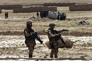 Сили швидкого реагування НАТО охороняють місце навколо автомобіля, підірваного дистанційно керованою вибухівкою, яка забрала життя трьох офіцерів поліції з Німеччини, 15 серпня 2007 року в Кабулі, Афганістан. Рух «Талібан» взяв на себе відповідальність за