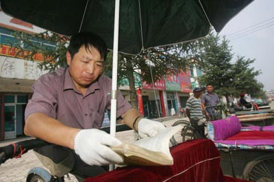 Читання у вільний від роботи час. Фото: China Photos/getty Images