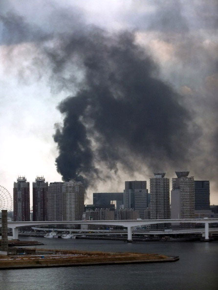 Чорний дим піднімає над будівлями на узбережжі Daiba Токіо в Токіо після сильного землетрусу в Японії 11 березня 2011 року. Фото: AFP PHOTO / Jiji press