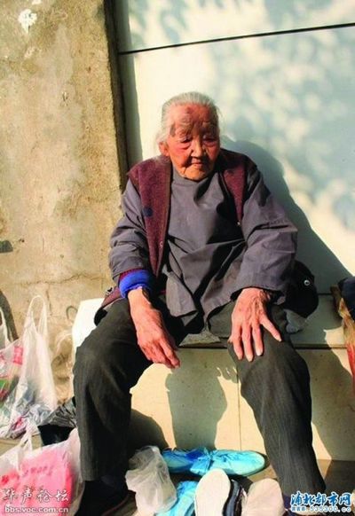 Жінка, якій 101 рік, заробляє на життя продажем устілок для взуття, не отримуючи від держави жодної підтримки. Фото з kanzhongguo.com