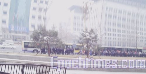 В праздник 8 Марта было арестовано много апеллянток, пришедших с обращением к зданию всекитайской Федерации женщин. Фото: Великая Эпоха
