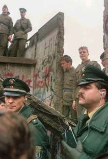 Стіна впала «миттєво», і поліцейські Східного і Західного Берліна раптово стояли поряд один біля одного. Фото: Getty Images 