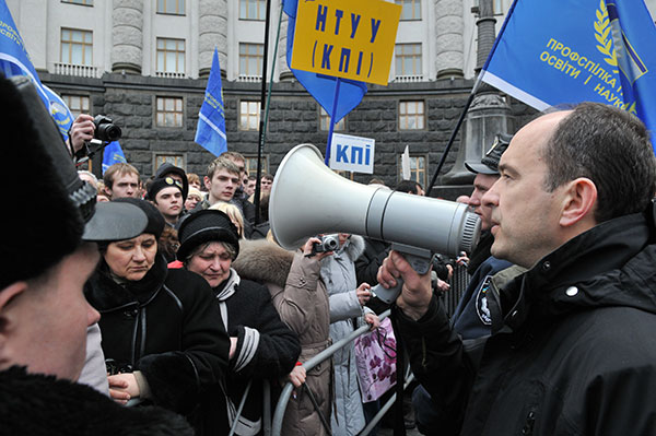 Понад 5 тисяч працівників освіти з різних регіонів України 22 березня вийшли до Кабінету Міністрів з вимогою підвищення зарплати. Фото: Володимир Бородін/The Epoch Times Україна