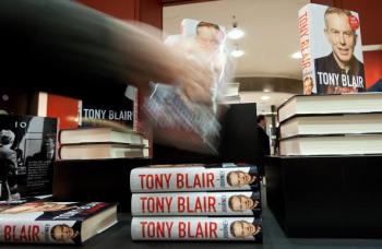 Покупець купує мемуари екс-прем'єр-міністра Великобританії Тоні Блера «Мандрівка» у вашингтонському книжковому магазині Лондона в день вихода в світ, 1 вересня 2010 р. Фото: Leon Neal / AFP / Getty Images
