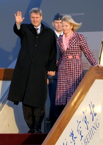 Премьер-министр Канады Стивен Харпер с женой прибыл в визитом в Китай. Пекинский аэропорт. 2 декабря 2009 год. Фото: LIU JIN/AFP/Getty Images
