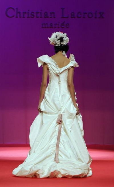 Показ весільних суконь на тижні моди в Барселоні. Фото: Getty Images 