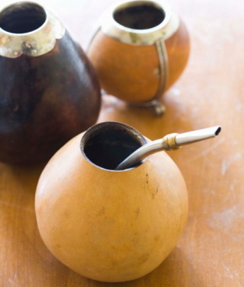 Традиційно настій розпивають з так званих калабасів за допомогою бомбільї. Фото: Travel Ink / Getty Images