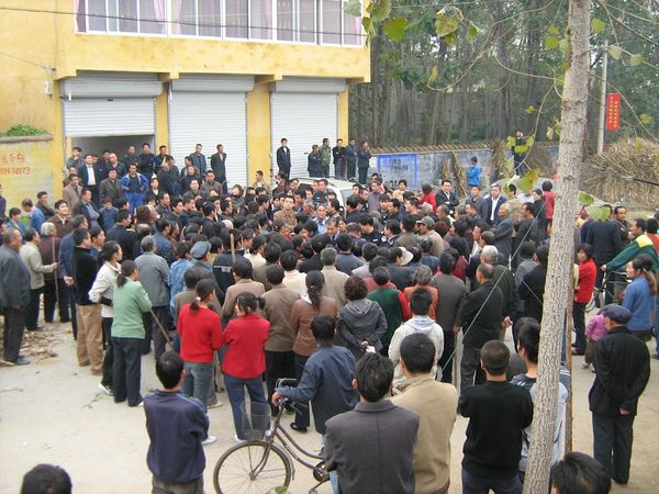 Крестьяне протестуют против сноса дома возле здания местной администрации. Фото с epochtimes.com