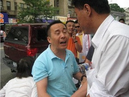 Нган Т. Юн (слева) был оштрафован за нападение на зам редактора The Epoch Times. Фото: The Epoch Times