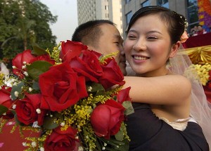 Пара з Гуанчжоу в їхній весільний день. Фото: China Photos/Getty Images